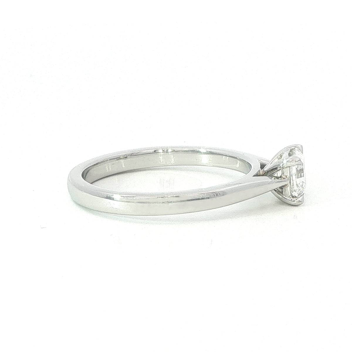 A modern platinum and Diamond engagement ring - 0.53 Cts G VVS1