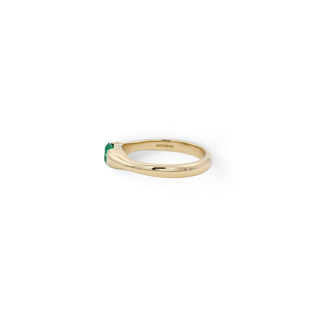 18 carat Yellow Gold Oval Emerald Ring - 0.65 Carats