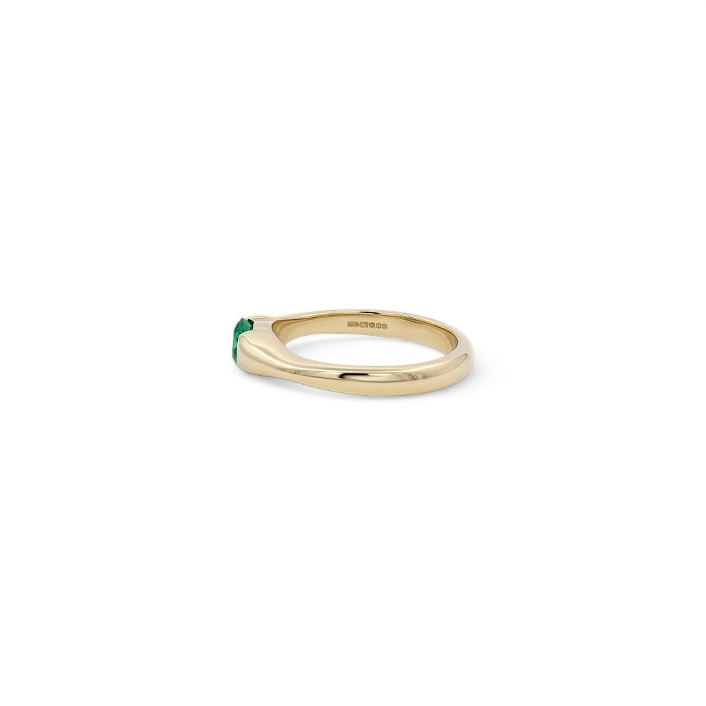 18 carat Yellow Gold Oval Emerald Ring - 0.65 Carats