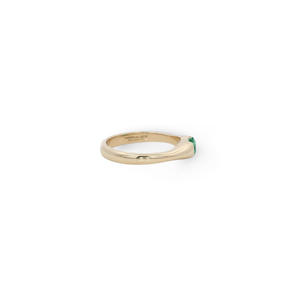 18 carat Yellow Gold Oval Emerald Ring - 0.65 Carats