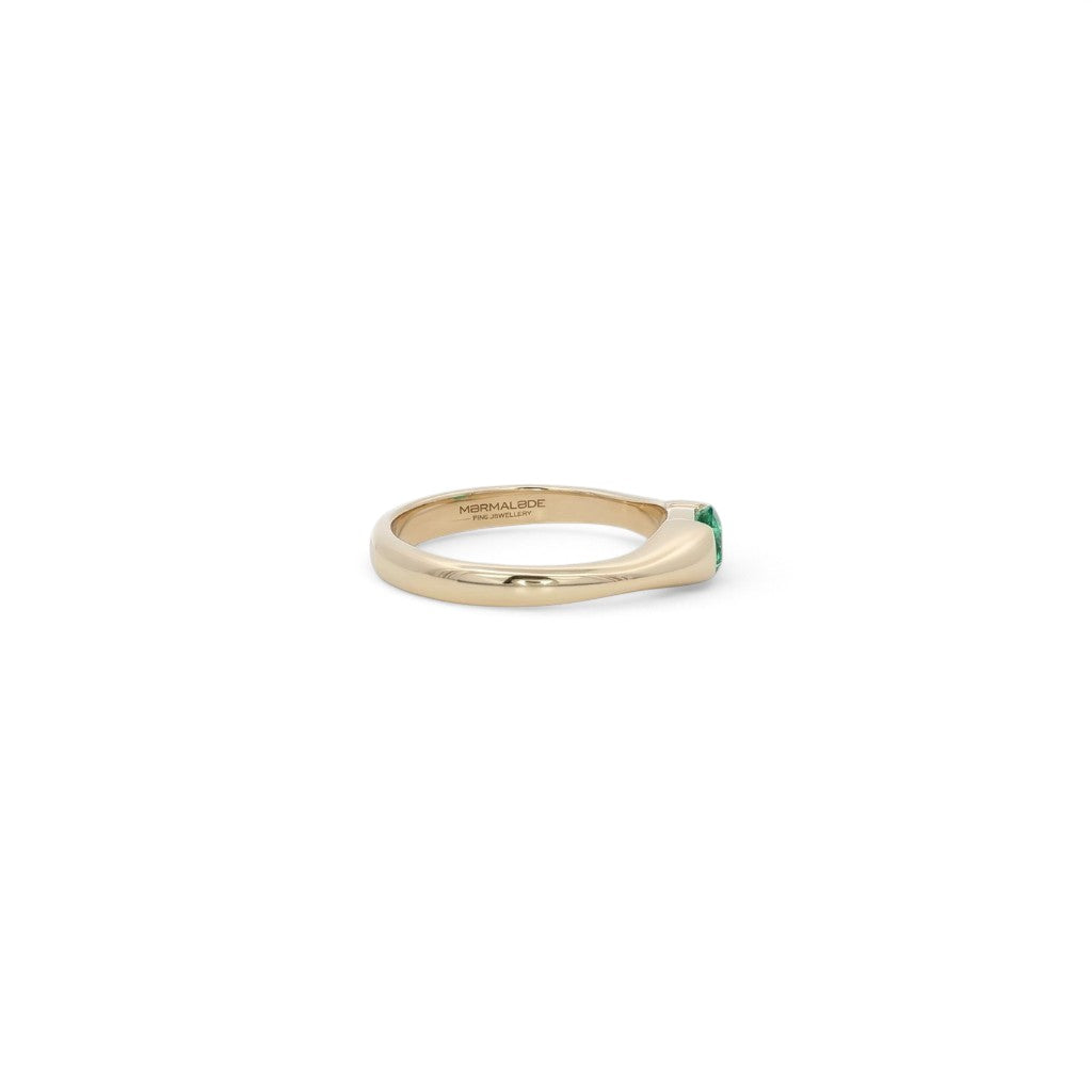 18 carat Yellow Gold Oval Emerald Ring - 0.65 Carats