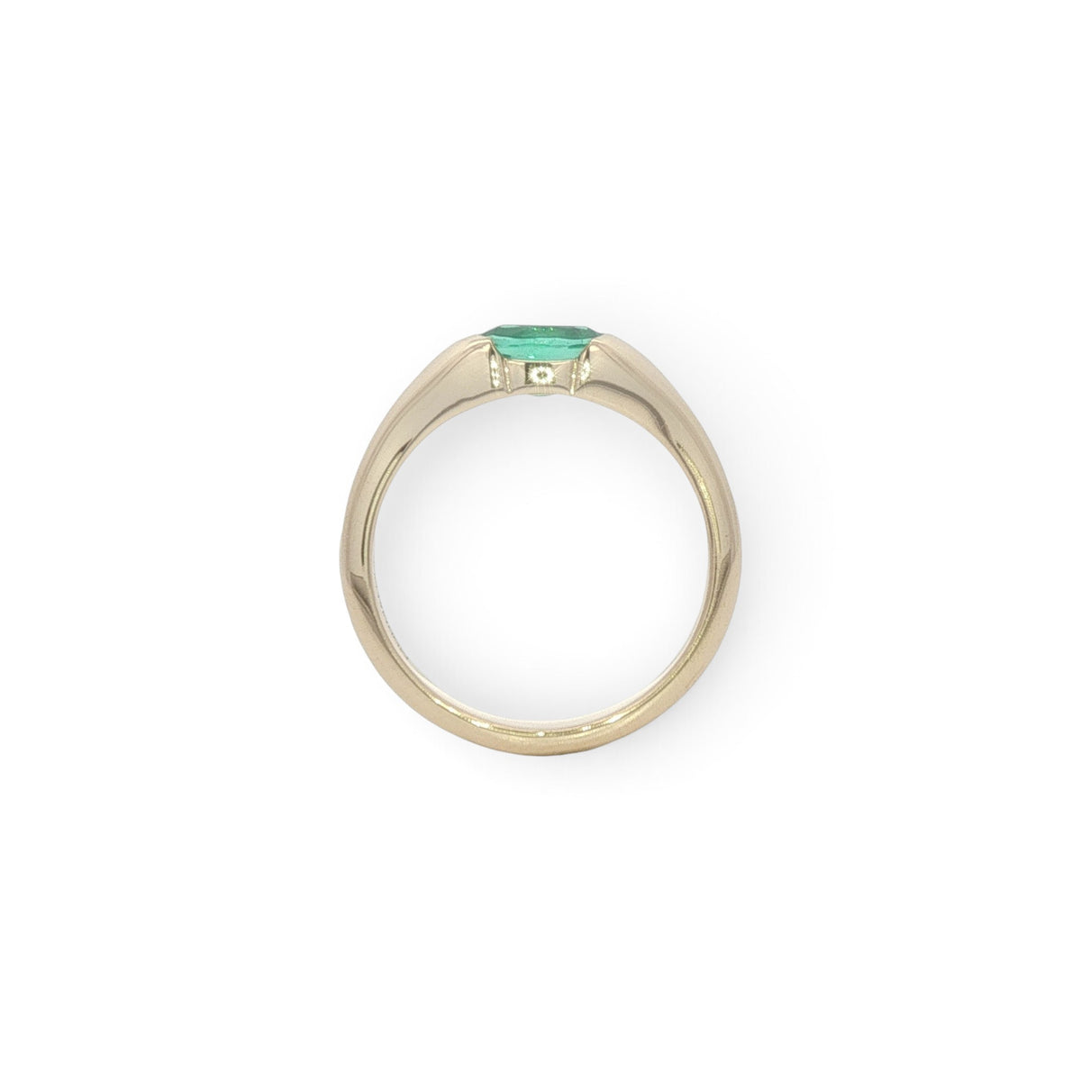 18 carat Yellow Gold Oval Emerald Ring - 0.65 Carats