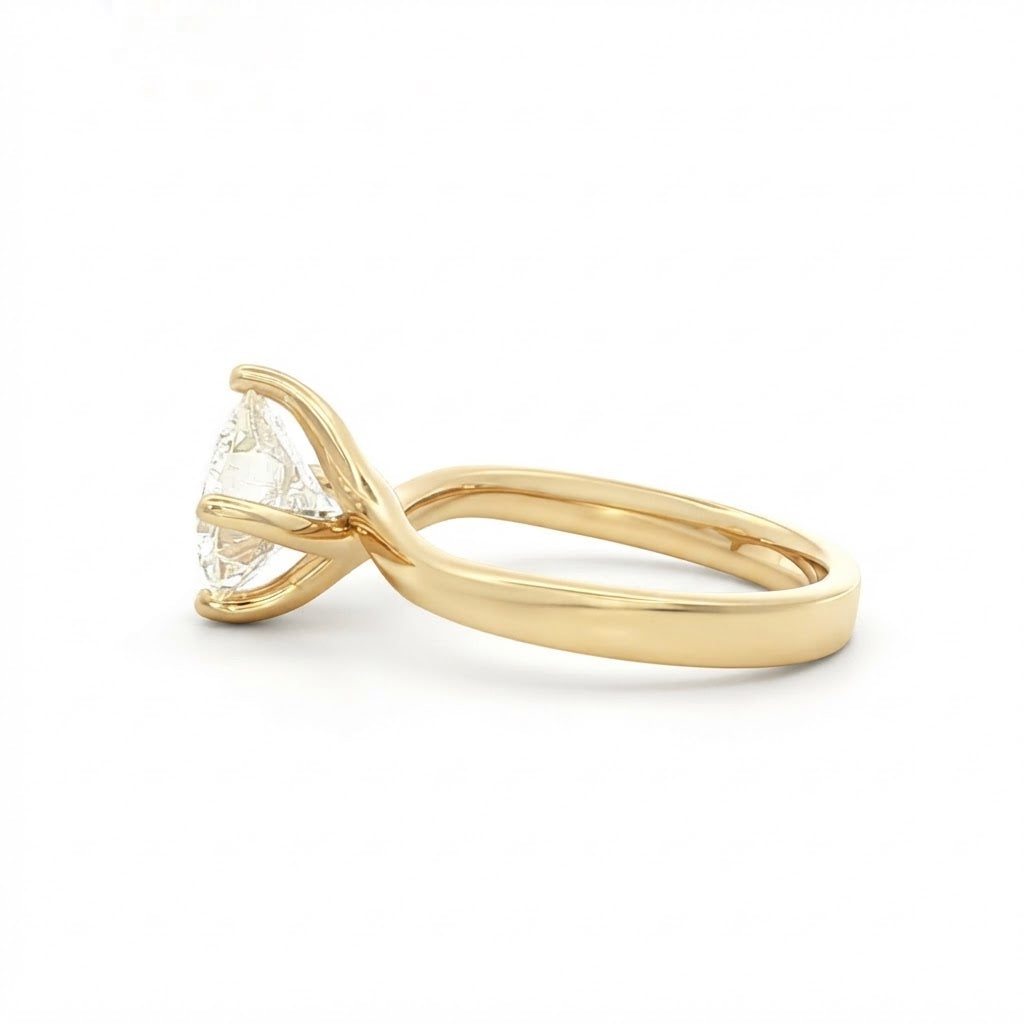 18 Carat Yellow Gold and Diamond Ivy Style Engagement Ring 2,24 Carats I Si1