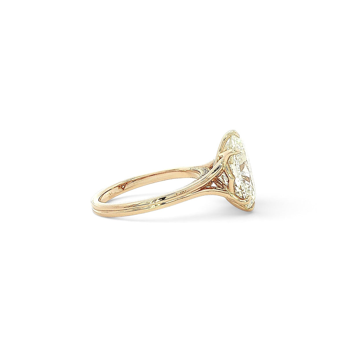 18 Carat Yellow Gold and Oval Daimond Engagement Ring - 3.51 Carats