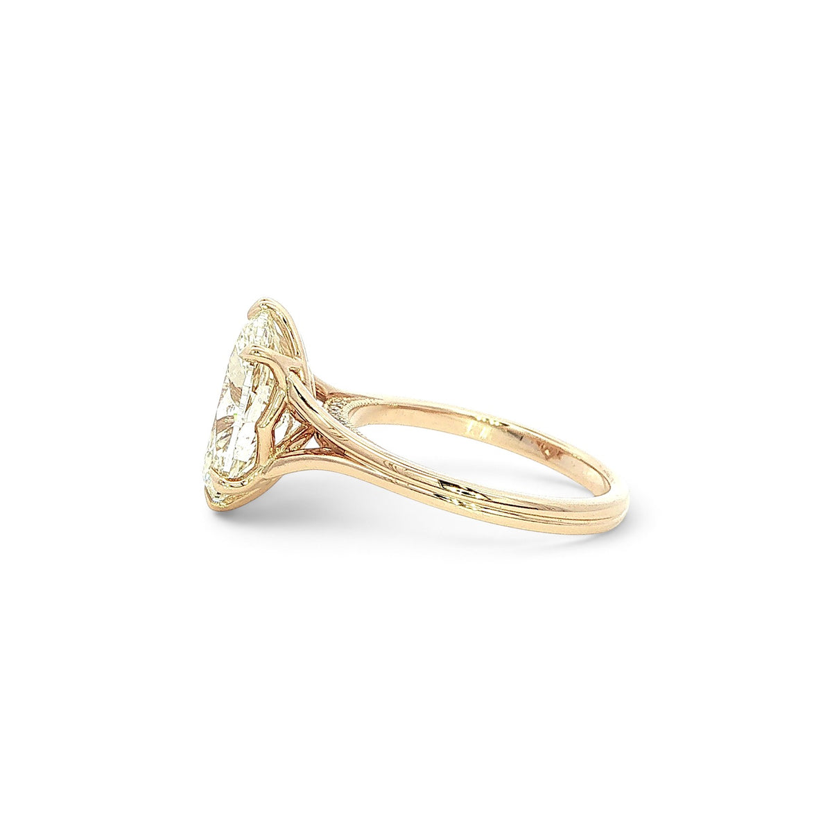 18 Carat Yellow Gold and Oval Daimond Engagement Ring - 3.51 Carats