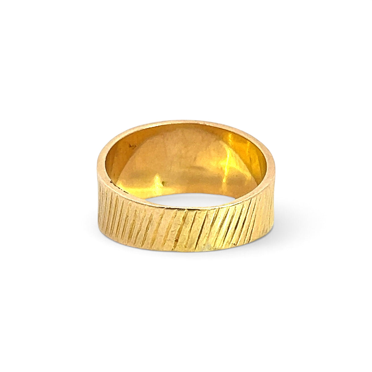 A Sleek 18 Carat Gold Ring