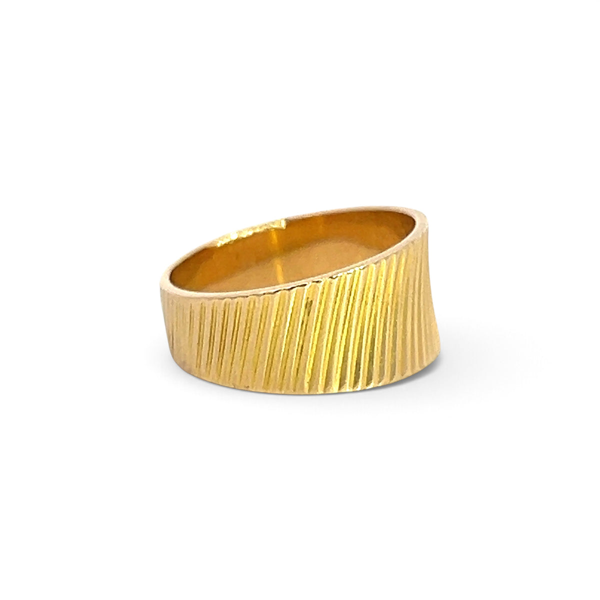 A Sleek 18 Carat Gold Ring