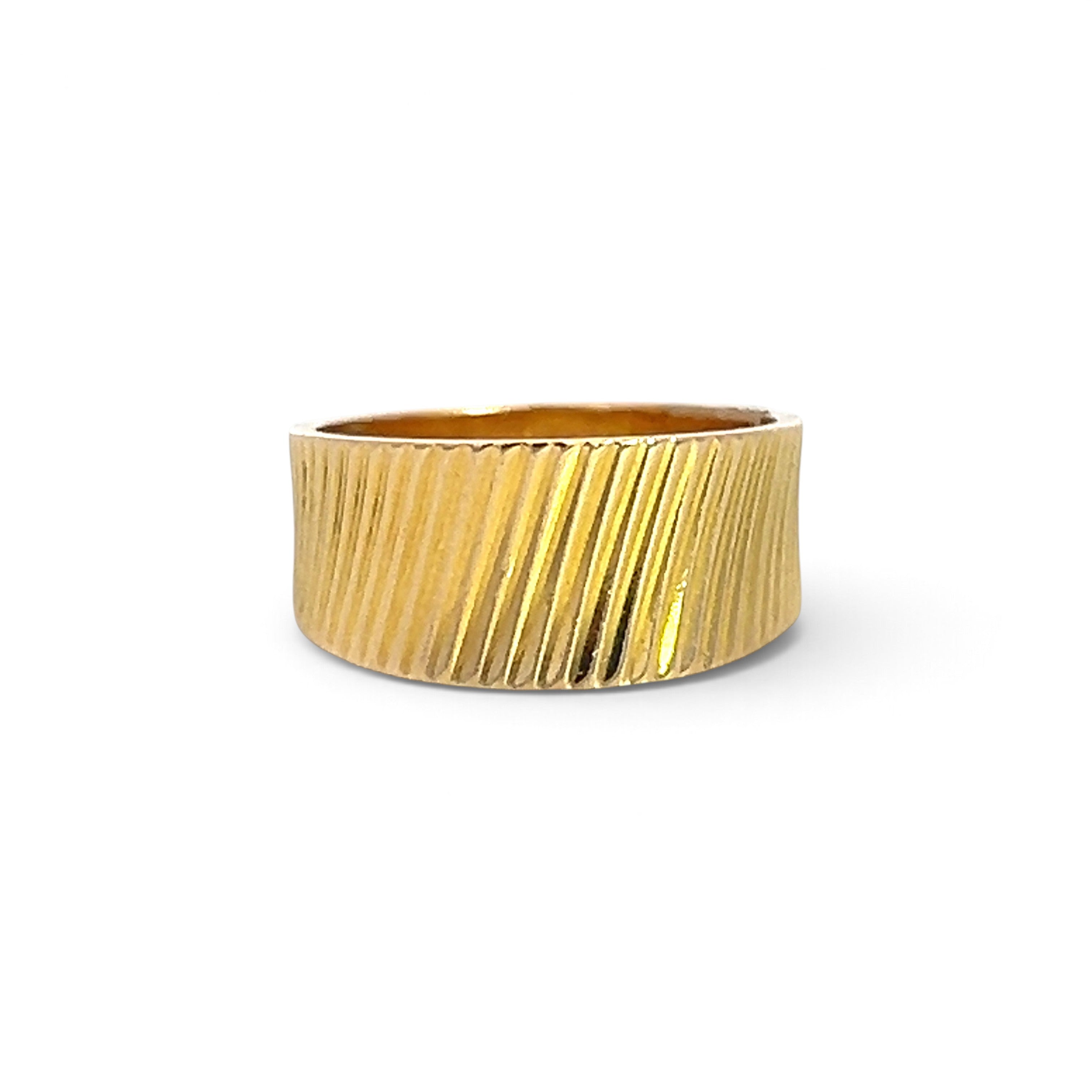 A Sleek 18 Carat Gold Ring