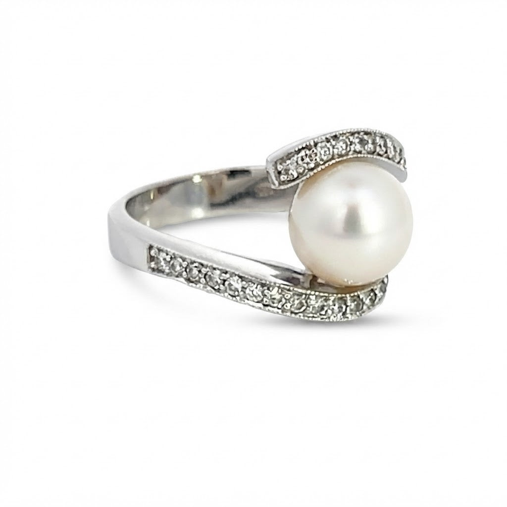 Stunning Pearl and Diamond Ring