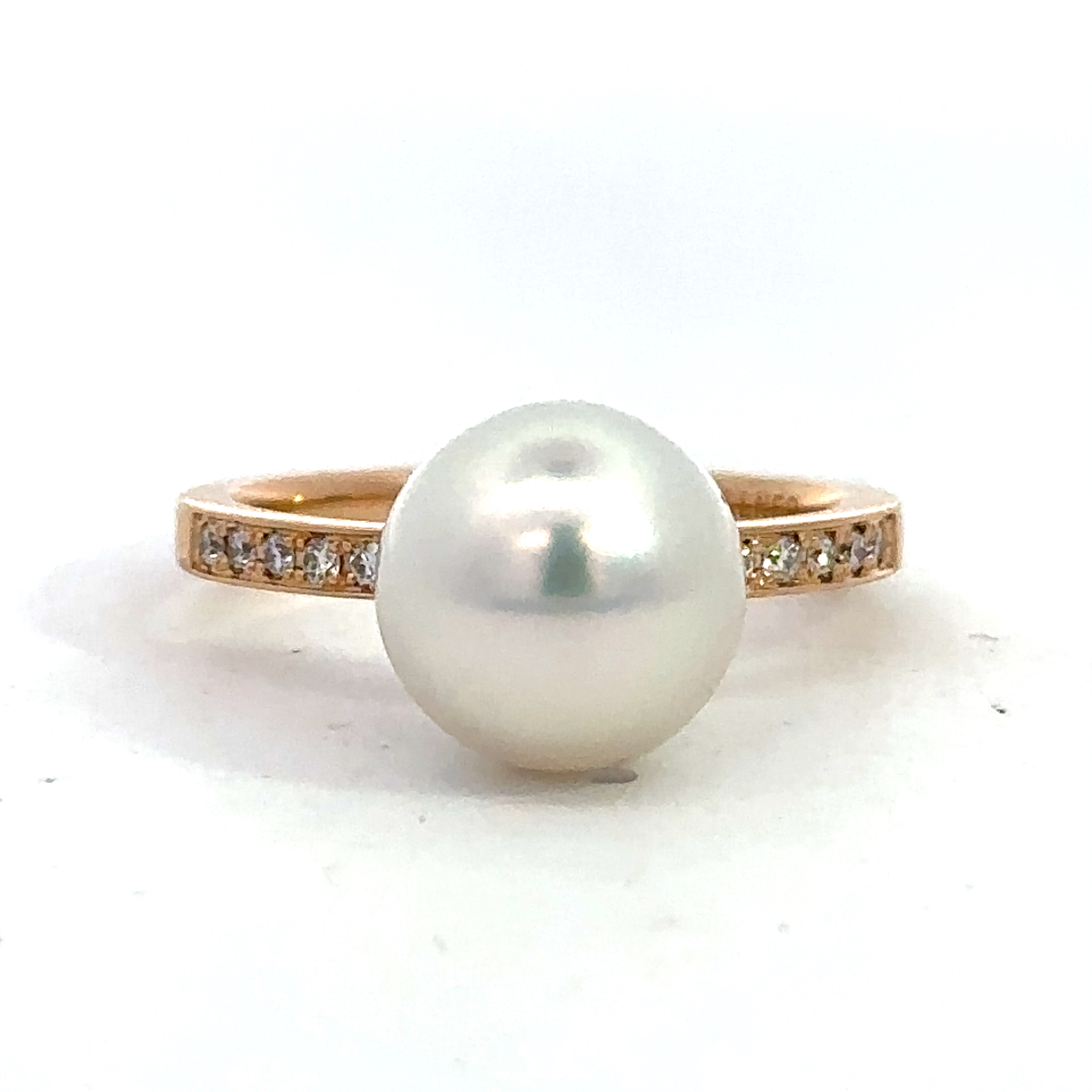 18 Carat Yellow Gold SouthSea Pearl and Diamond Ring