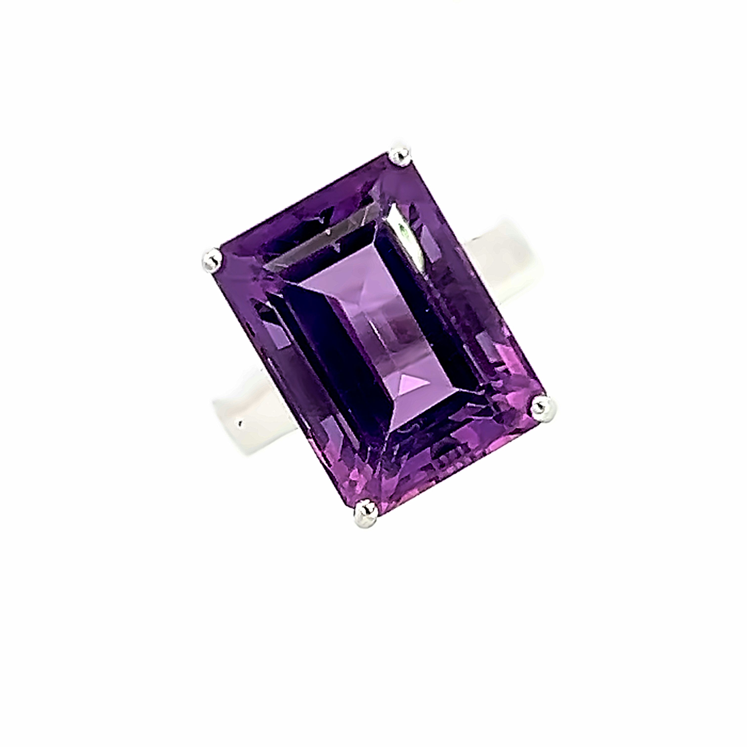 A 9 Carat White Gold Amethyst Ring