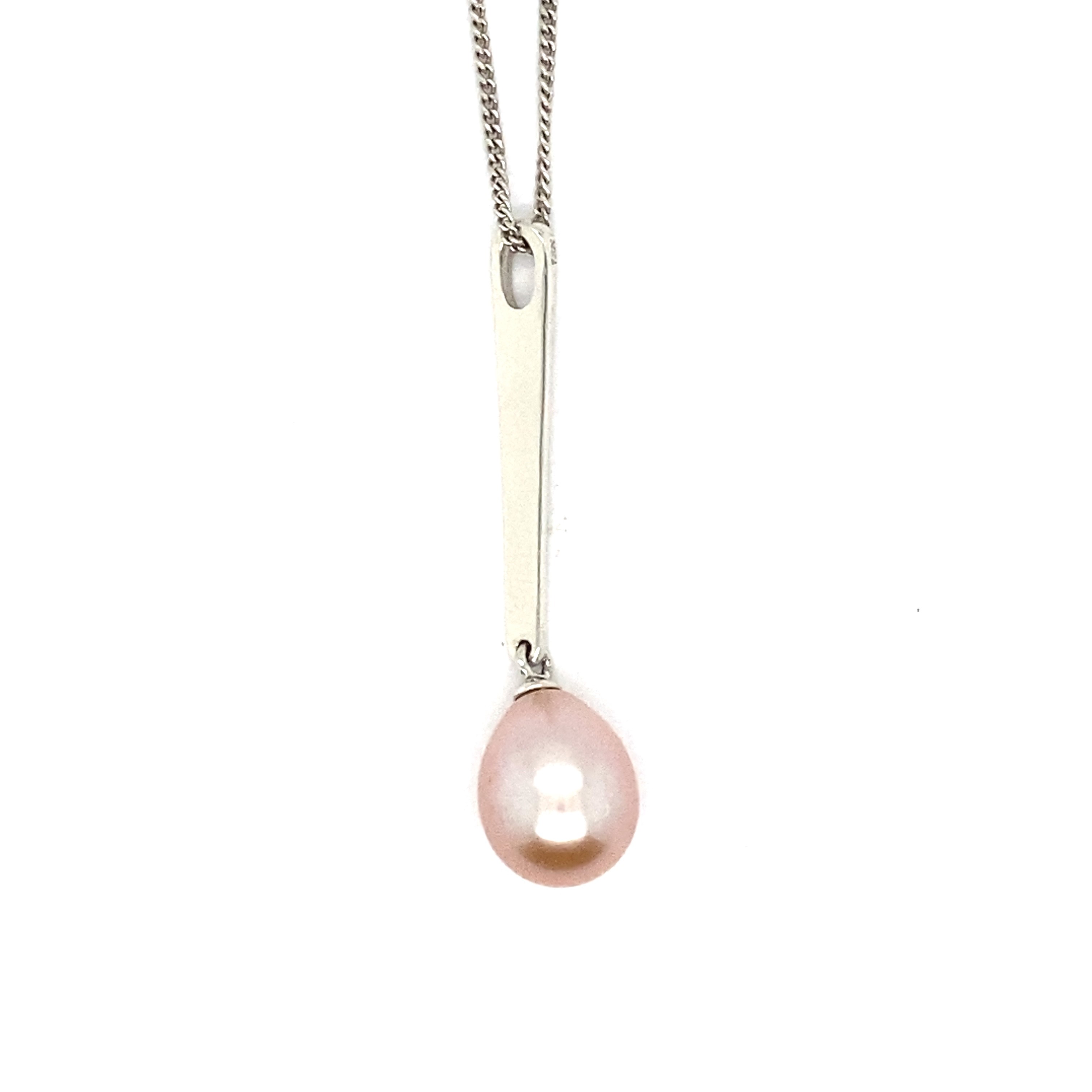 18ct white gold pendant featuring a pink pearl