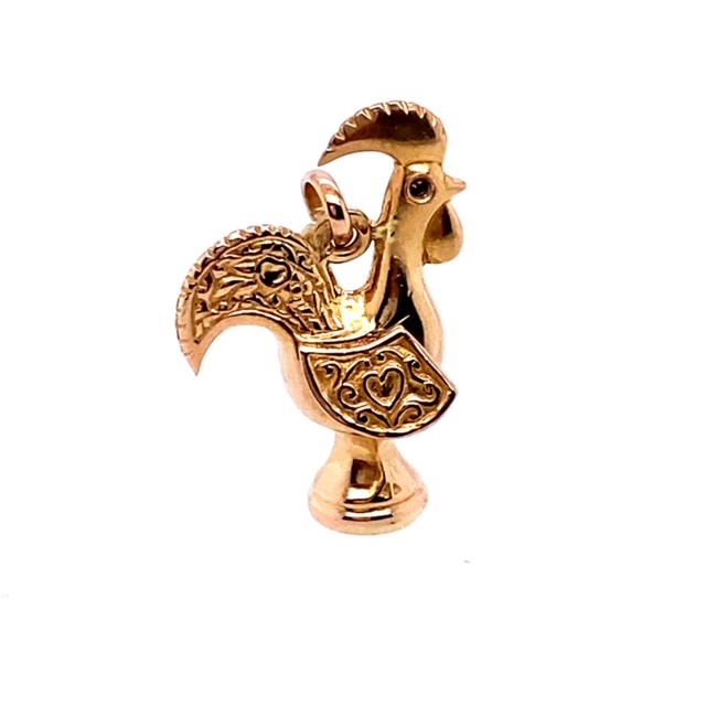 A yellow gold Portuguese chicken charm